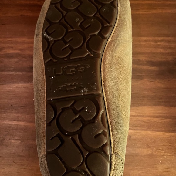 Uggs slippers size 8 - Picture 2 of 5